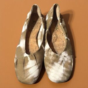 Kork-Ease Green and White Flats